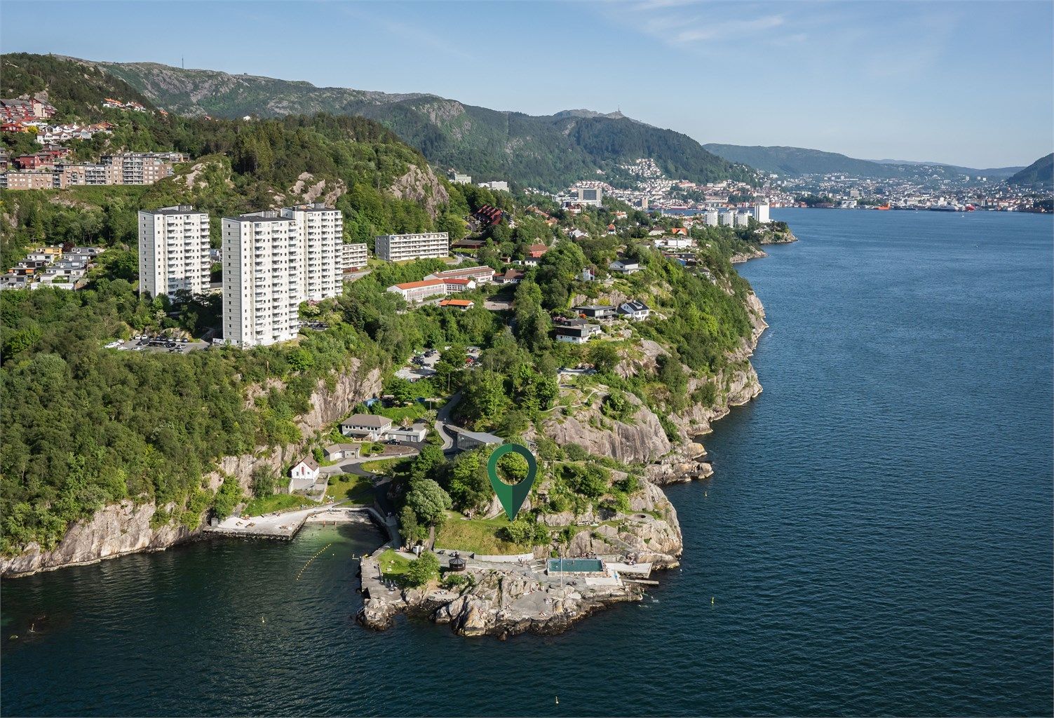 På Helleneset finner du bla. badeplass med sandfjære for barn, basseng, flotte svaberg og gressplen.