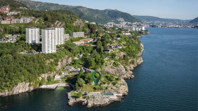 På Helleneset finner du bla. badeplass med sandfjære for barn, basseng, flotte svaberg og gressplen.