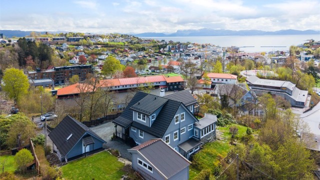 Fantastisk beliggenhet på toppen av Oshaugen med praktfull utsikt og de beste solforhold