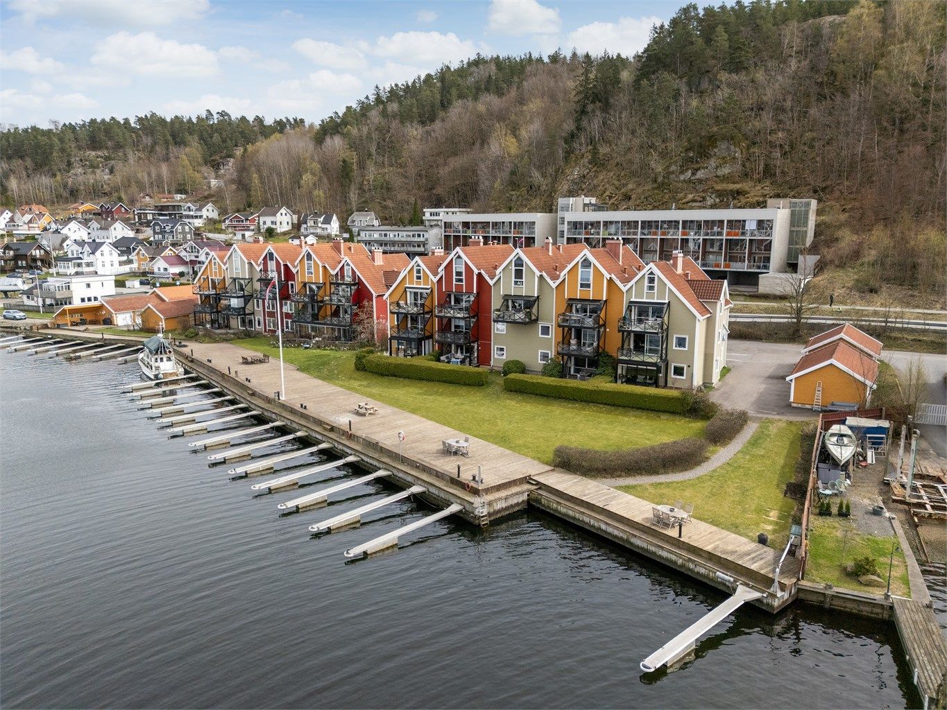 Beliggenheten gir en unik kombinasjon av hytteliv ved fjorden og et sentralt byliv.
