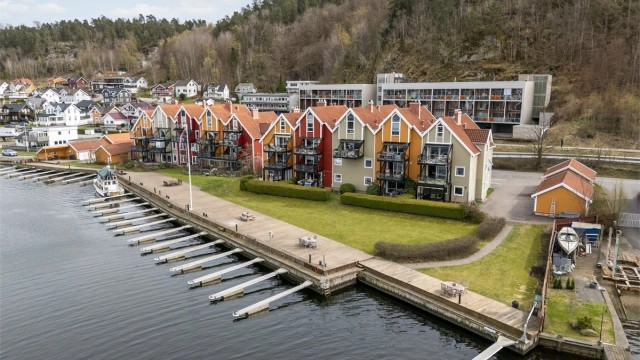 Beliggenheten gir en unik kombinasjon av hytteliv ved fjorden og et sentralt byliv.
