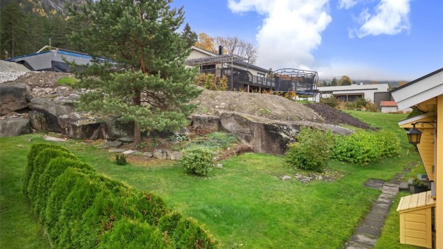 Det planlagt bygging på naboeiendommene gnr. 245, bnr. 1692 og gnr. 245, bnr. 655. Det må påregnes støy i byggeperioden.