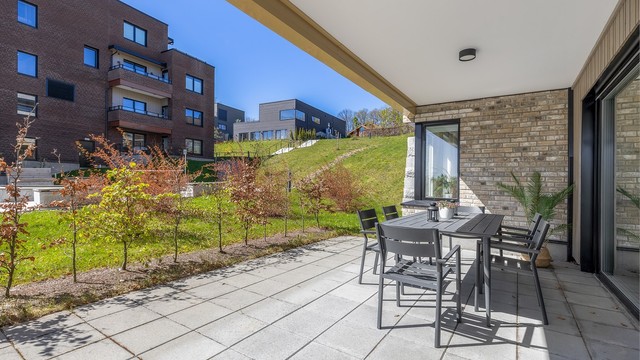 Sydvestvendt markterrasse med gode solforhold og god plass til utemøbler.