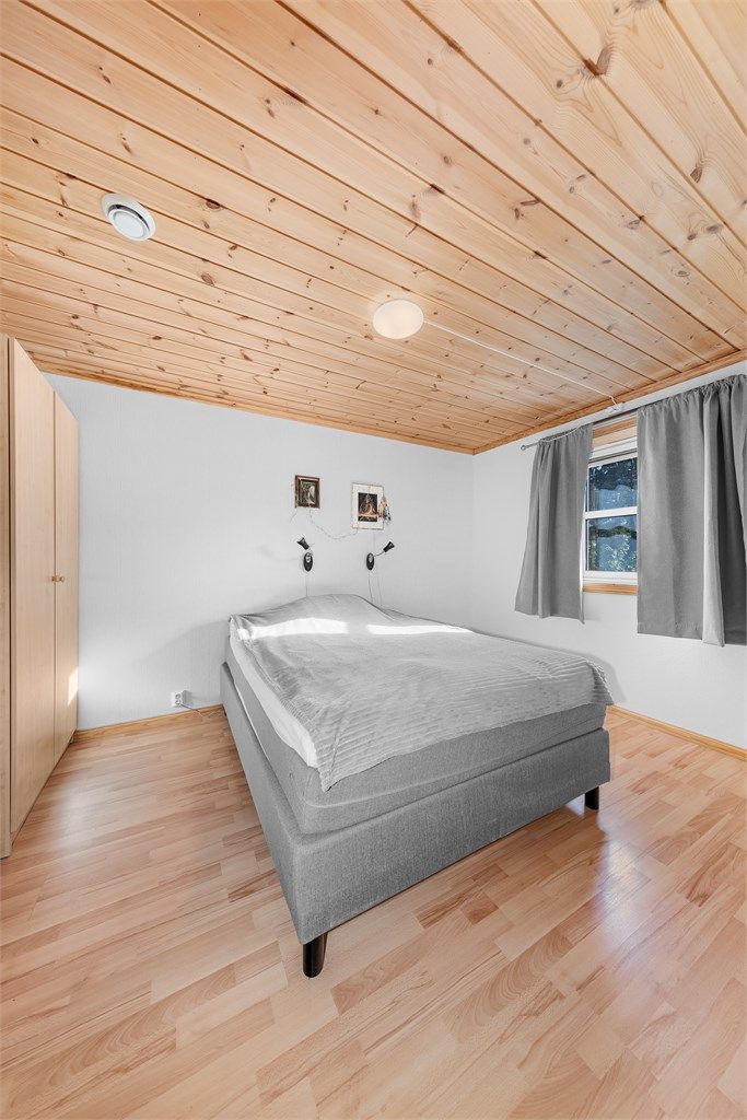 På soverommet i leiligheten er det også garderobeskap.