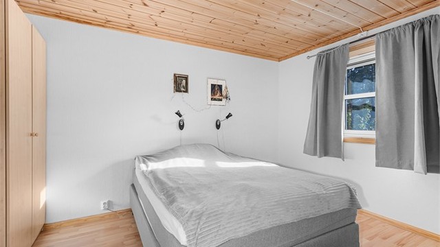 På soverommet i leiligheten er det også garderobeskap.