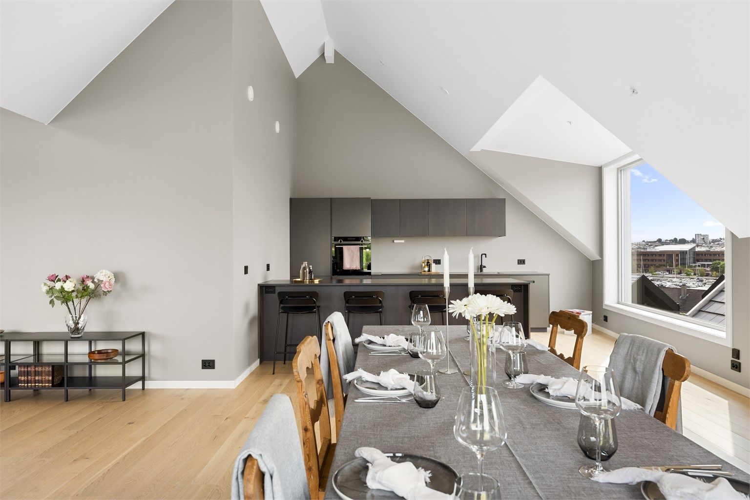 Leiligheten har høy kvalitet og gode løsninger i alle ledd. Den er smakfullt innredet og skaper en trivelig atmosfære i hverdagen. 