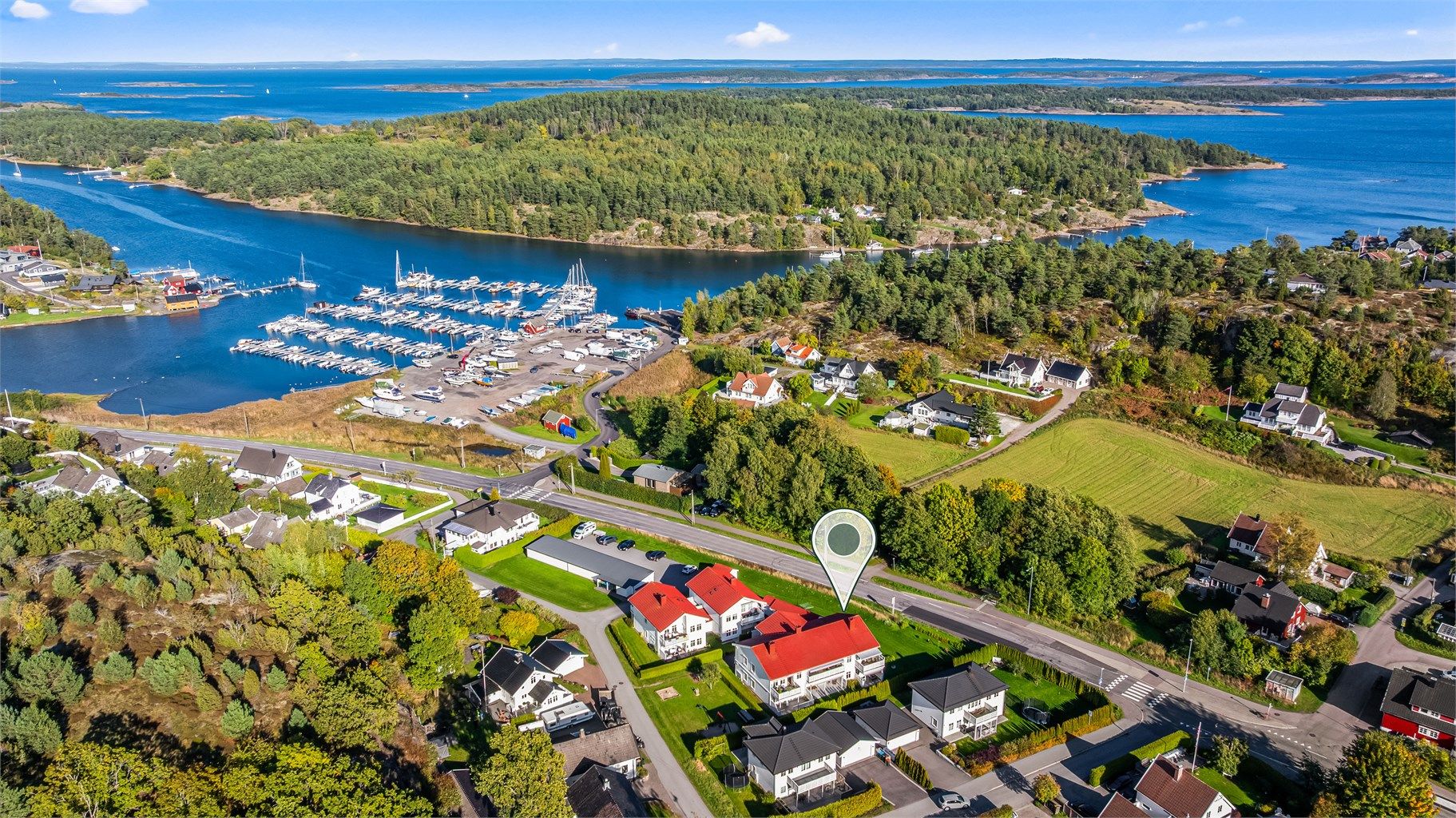 Nærområdet byr på flotte rekreasjonsmuligheter ved sjøen og i skog og mark.