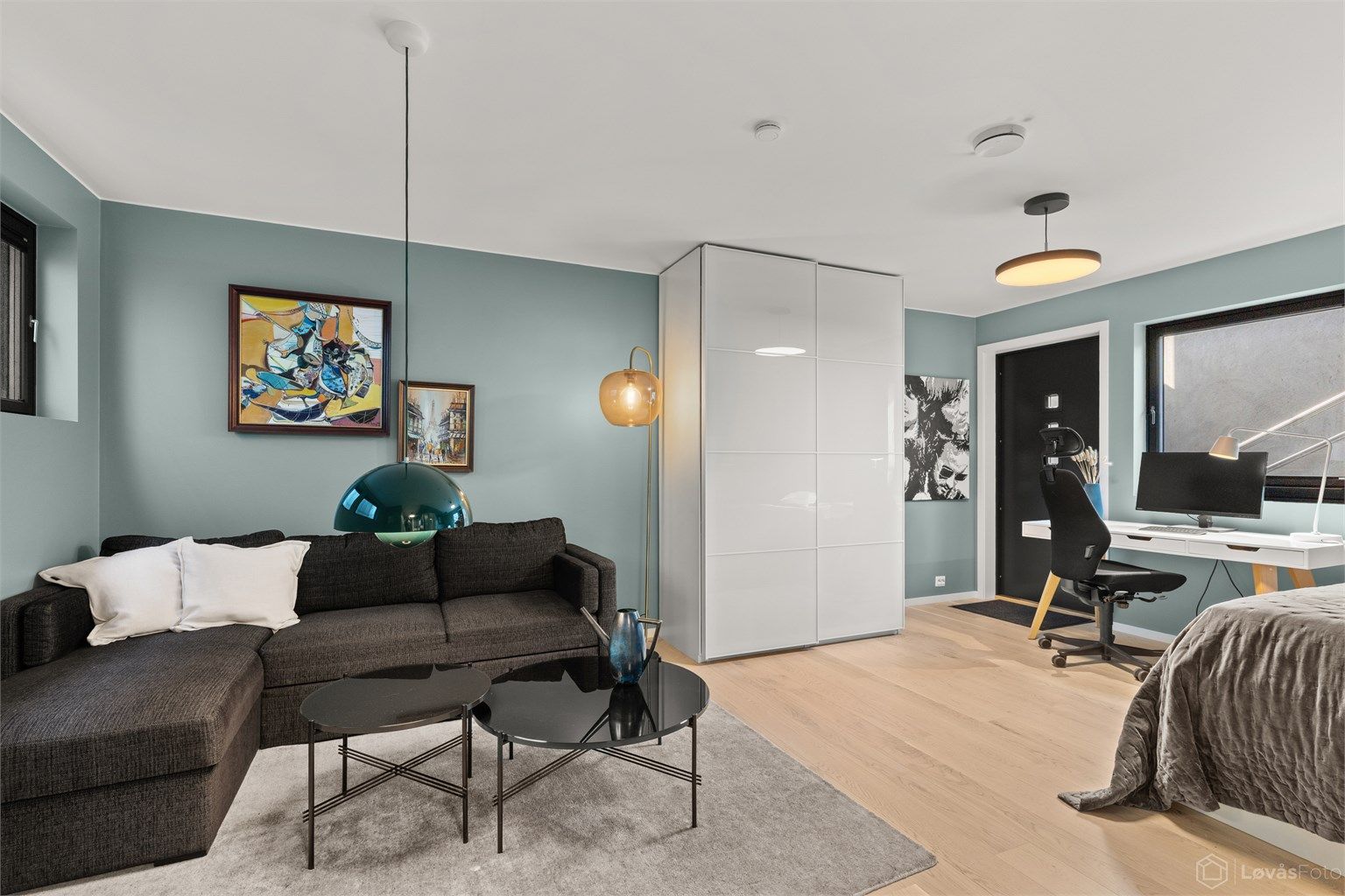 Kjellerstue/soverom med egen inngang og stor fleksibilitet. Rommet har vannbåren gulvvarme, skyvedørsgarderobe og røropplegg for kjøkken.