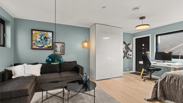 Kjellerstue/soverom med egen inngang og stor fleksibilitet. Rommet har vannbåren gulvvarme, skyvedørsgarderobe og røropplegg for kjøkken.