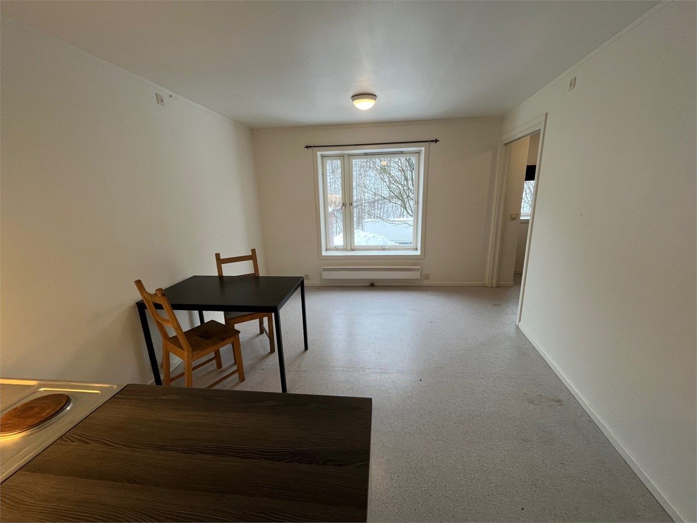 Stue med åpen kjøkkenløsning. 