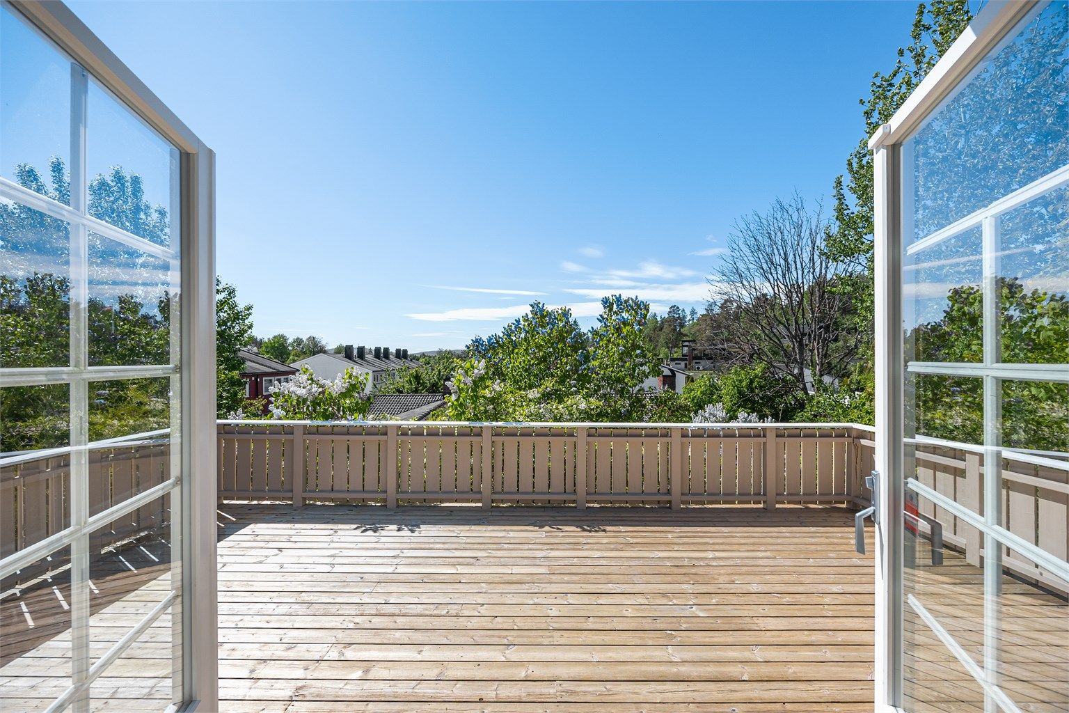Fra stuen er det utgang til en terrasse på 26 m² med gode solforhold 