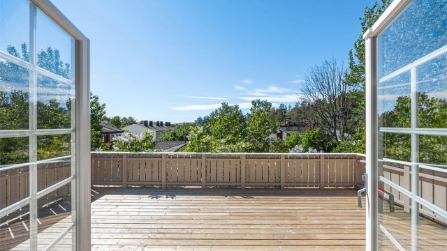 Fra stuen er det utgang til en terrasse på 26 m² med gode solforhold