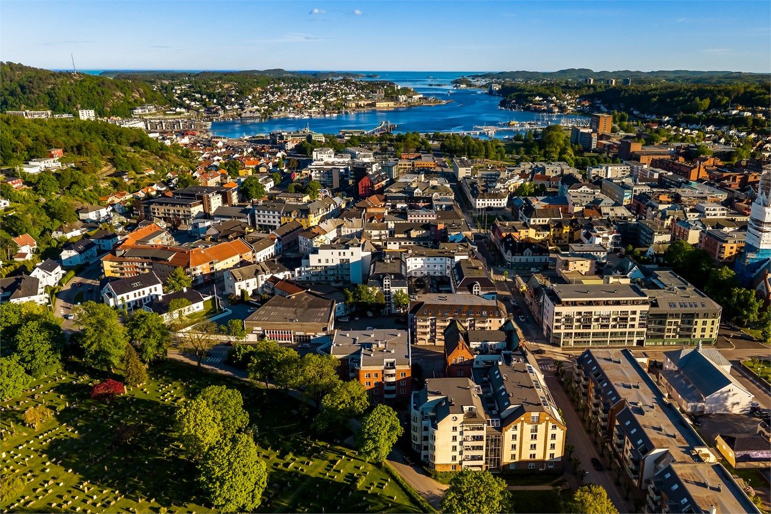 Her bor du stille og rolig midt i sentrum, men dersom byens pulserende liv frister, finnes de fleste fasiliteter rett i nærheten. Du finner byens butikker, kontorer og servicetilbud innen gangavstand.