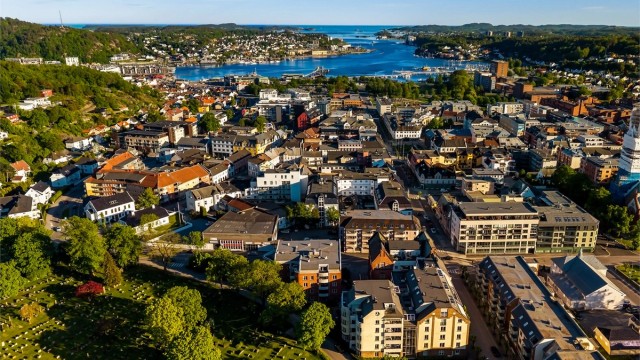 Her bor du stille og rolig midt i sentrum, men dersom byens pulserende liv frister, finnes de fleste fasiliteter rett i nærheten. Du finner byens butikker, kontorer og servicetilbud innen gangavstand.