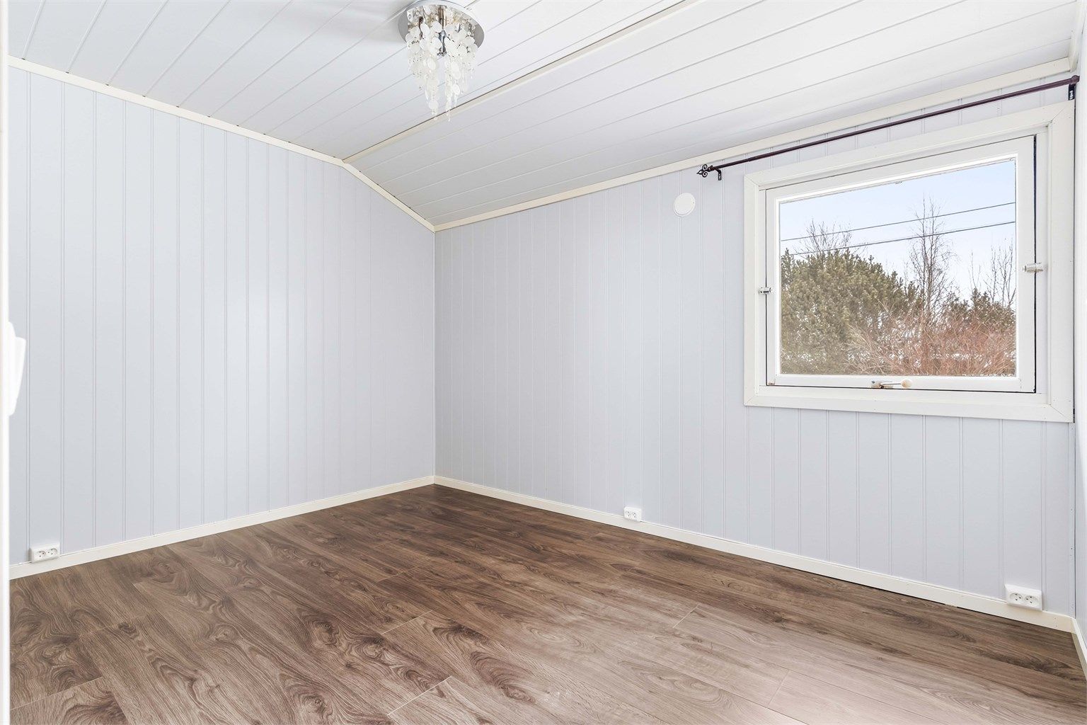 Hovedetasjen inneholder tre soverom av god størrelse.