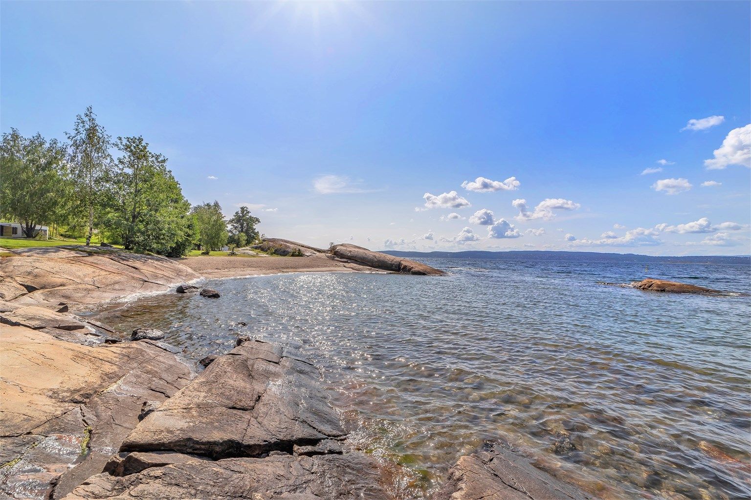 Det finnes flotte badeplasser langs Bunnefjorden med bl.a. Katten, Sæterstrand, Ulvøya, Nordstrand bad, Fiskevollbukta og Hvervenbukta, som kun er en liten sykkeltur unna på deilige sommerdager. 