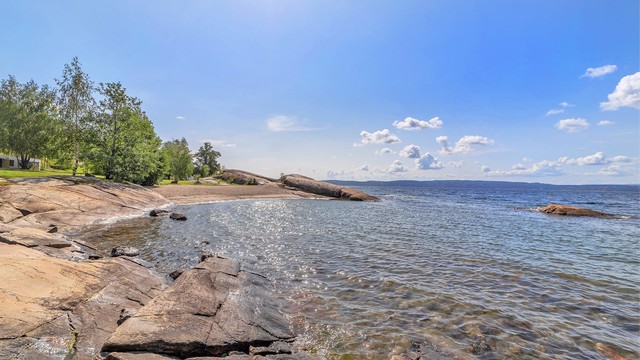 Det finnes flotte badeplasser langs Bunnefjorden med bl.a. Katten, Sæterstrand, Ulvøya, Nordstrand bad, Fiskevollbukta og Hvervenbukta, som kun er en liten sykkeltur unna på deilige sommerdager.
