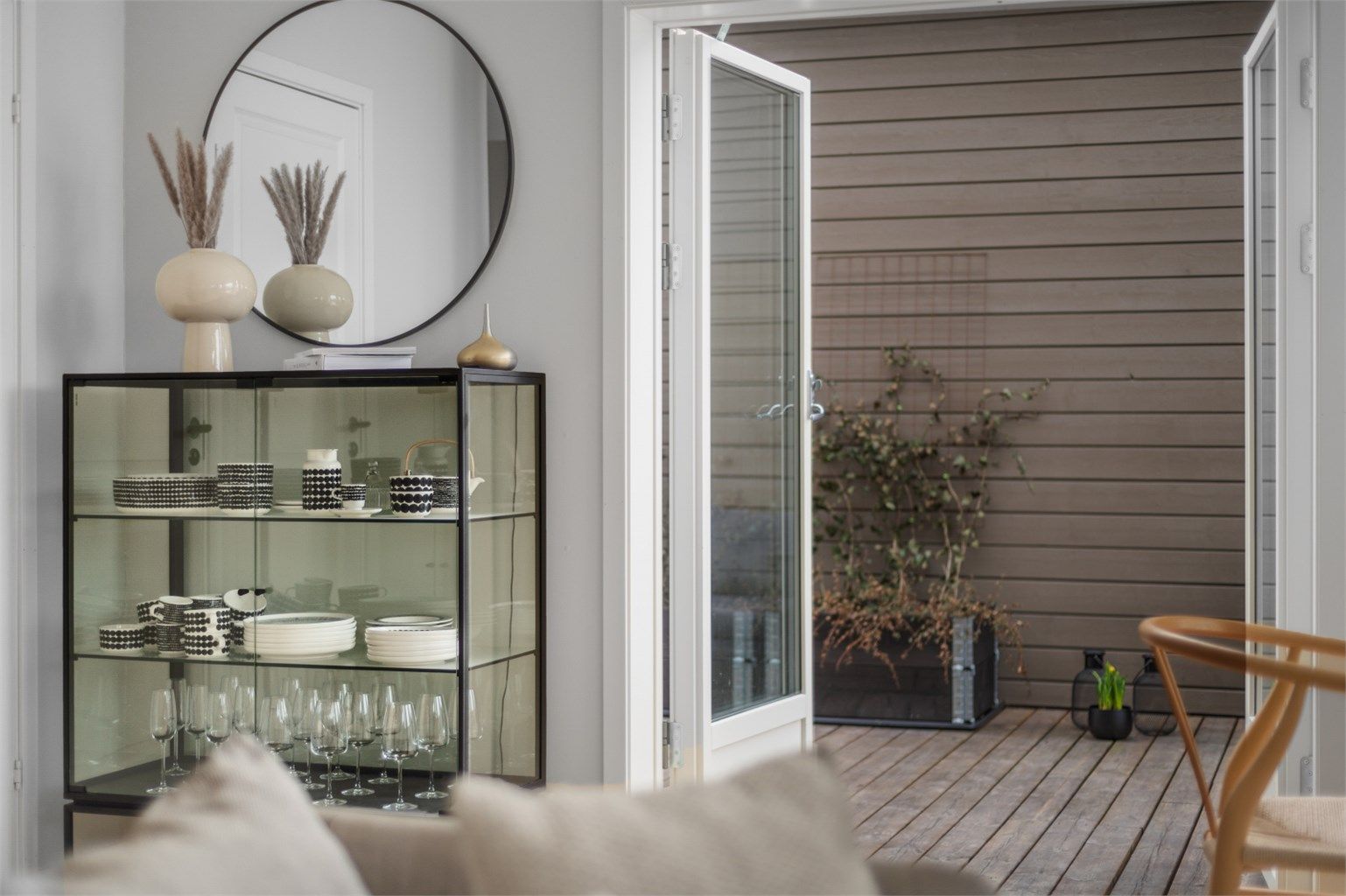 Fra stuen har man direkte utgang til en herlig sør-vestvendt balkong. 