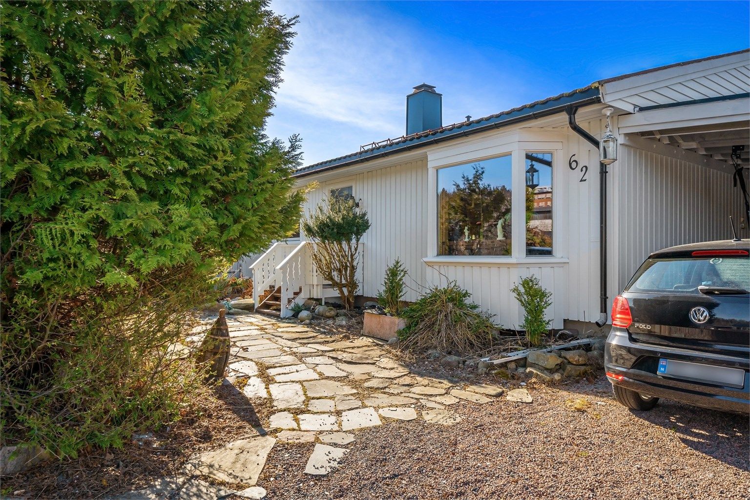 Parkering i carport og utenfor huset