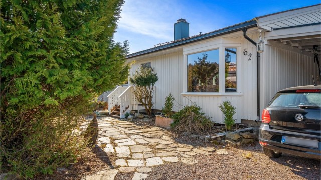 Parkering i carport og utenfor huset