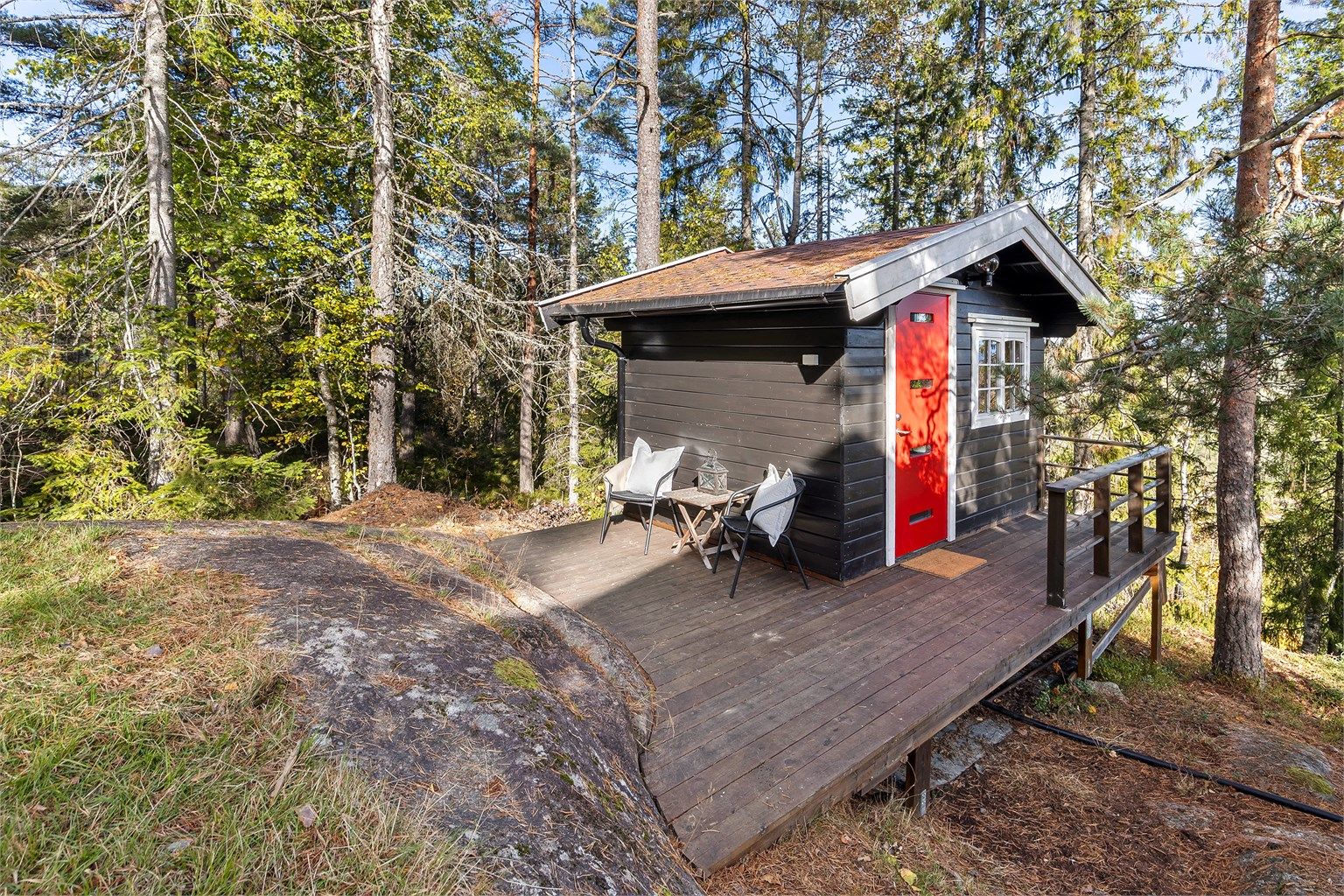 Anneks på 8 kvm er i dag innredet som et gjesterom/ekstra soverom.