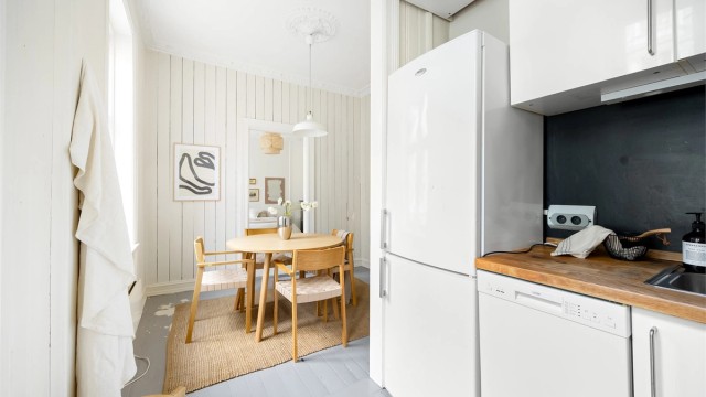 Kjøkkenet er utstyrt med integrerte hvitevarer som induksjonsplatetopp i benkeplaten, stekeovn og 45cm oppvaskmaskin, samt frittstående kjøleskap med fryser.