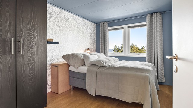 Et av soverommene, med plass til dobbeltseng og garderobeløsning.