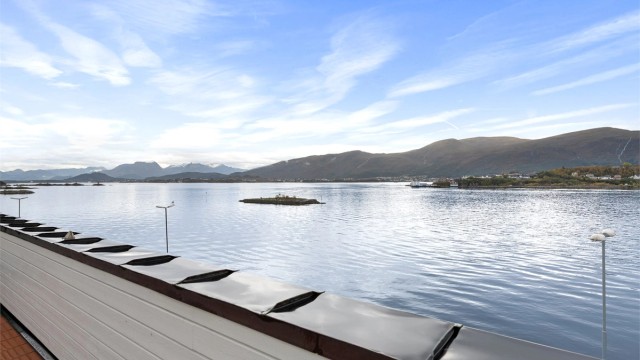 Utsikt mot sjøen og omkringliggende landskap fra balkongen.