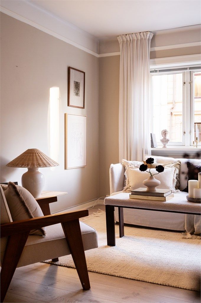 Klassiske detaljer som profilerte himlinger og dype vinduskarmer er bevart.