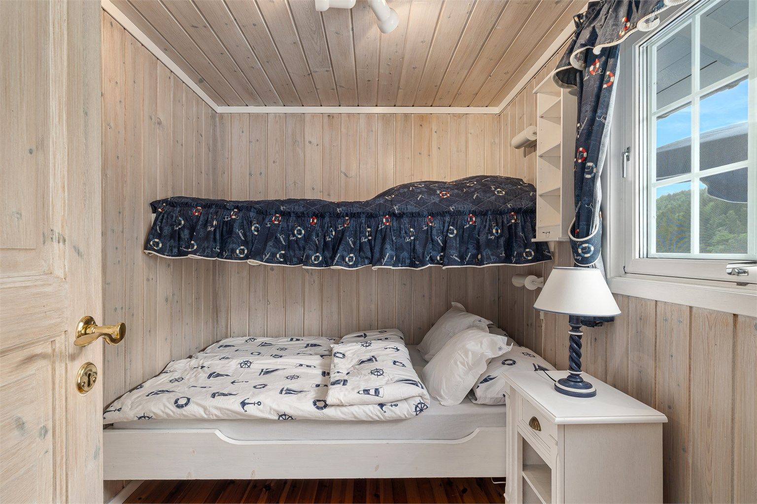 To soverom har plassbygget familiekøye.