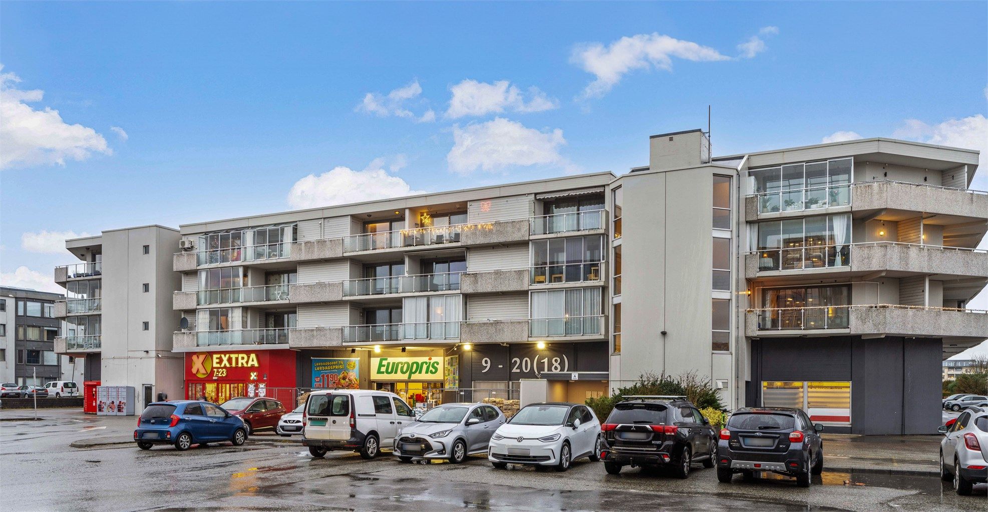 Bygget har en sentral beliggenhet i hjertet av Sola sentrum.