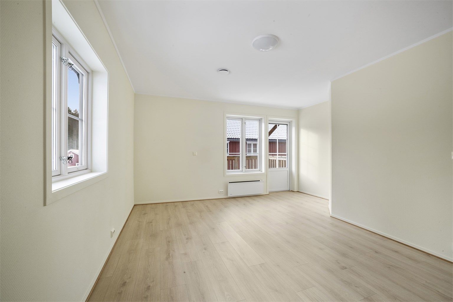 Stuen har plass til både sofagruppe og spisebord. Alle overflater er nylig sparklet og malt.