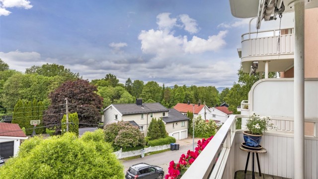 Balkongen er vestvendt med utsikt mot friområder og villabebyggelse.