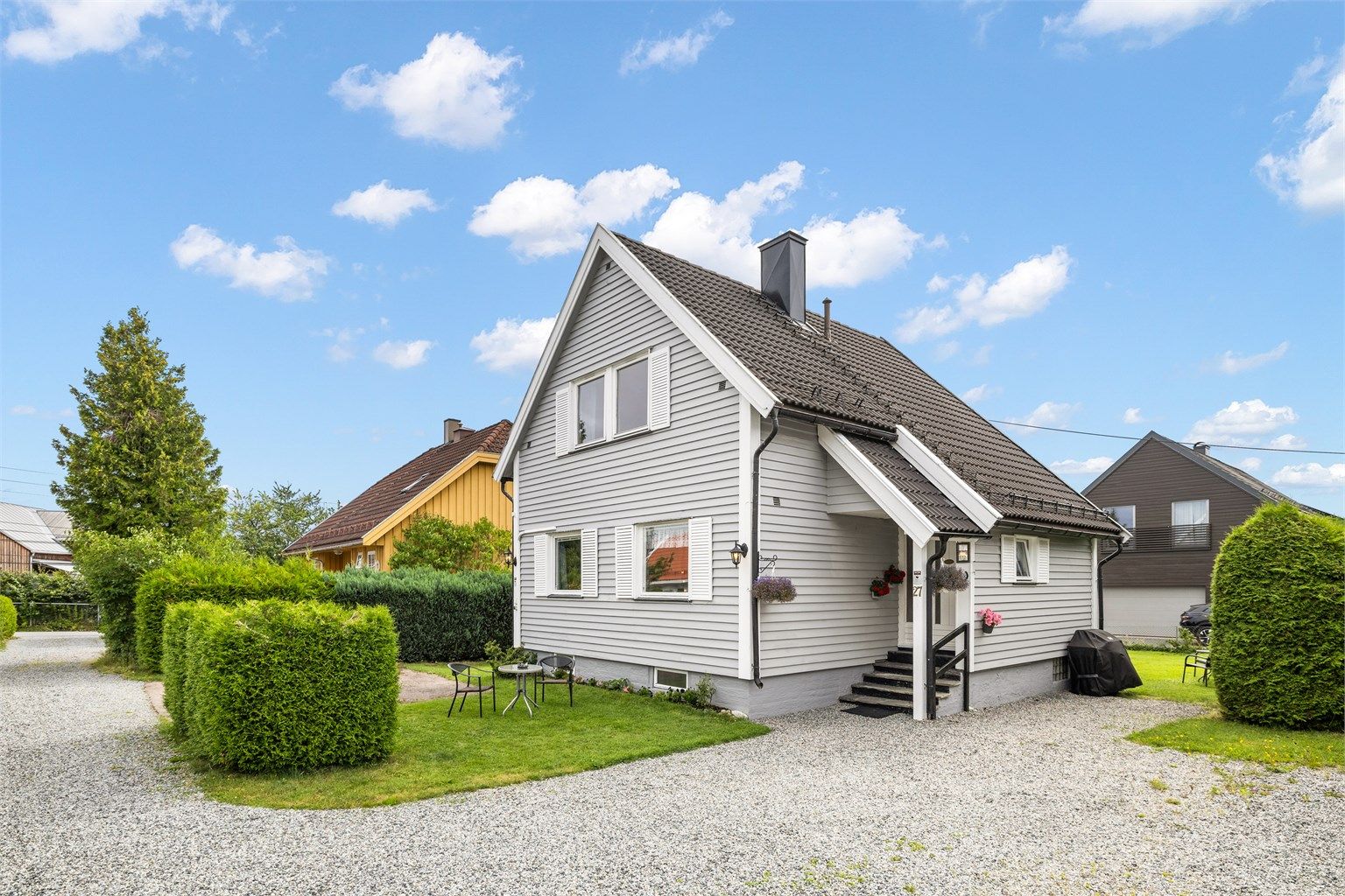 Skjermet enebolig med barnevennlig og attraktiv beliggenhet. Solrik hage og gårdsplass.