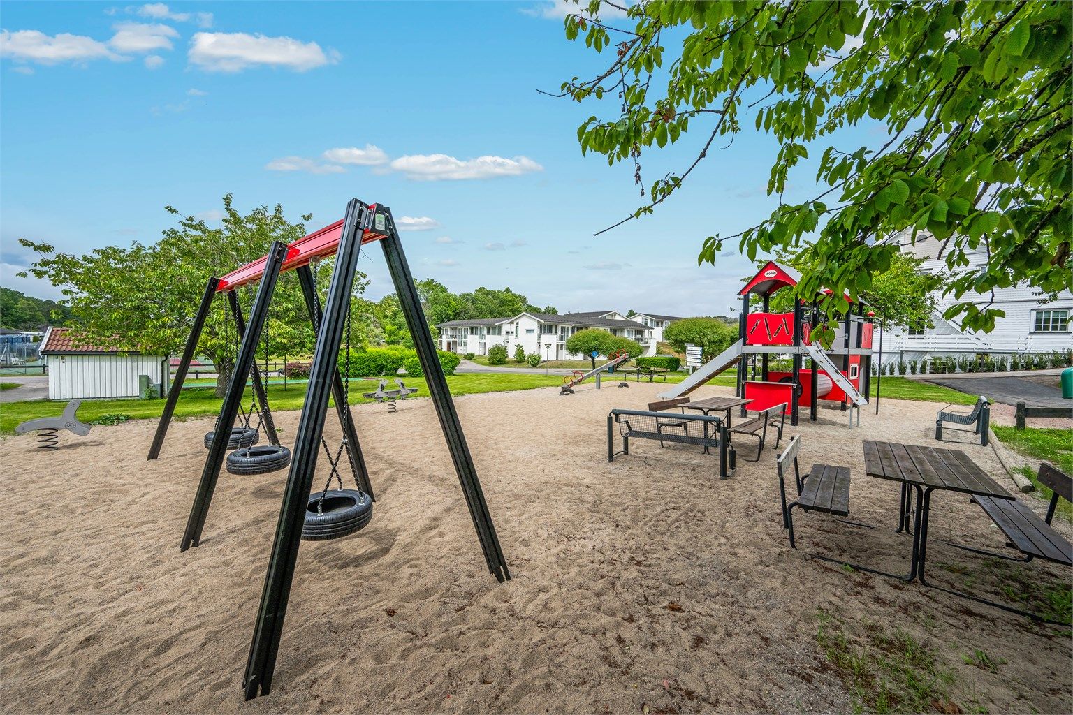  Her finner du både kyststier, plenområder, minigolf, tennisbane, shuffleboard, barnevennlig sandstrand, lekeplasser m.v og båthavn. 