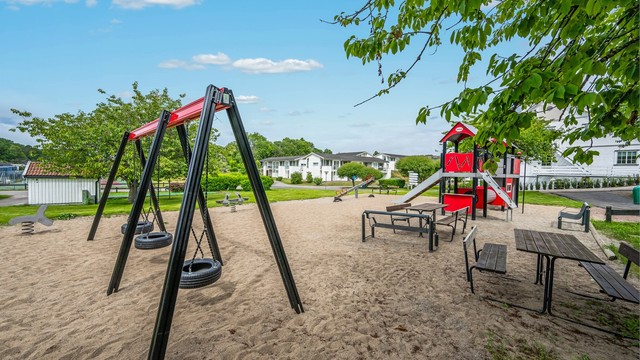 Her finner du både kyststier, plenområder, minigolf, tennisbane, shuffleboard, barnevennlig sandstrand, lekeplasser m.v og båthavn.