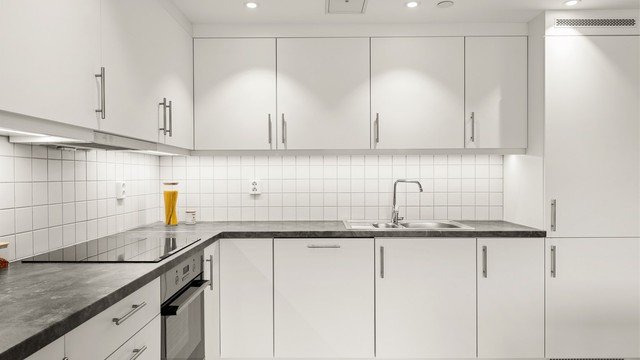 Leiligheten har et innholdsrikt kjøkken med god oppbevaringsplass og fine arbeidsflater. Integrerte hvitevarer med komfyr, platetopp oppvaskmaskin og kjøl/frys i kjøkkeninnredning. Komfyrvakt montert.