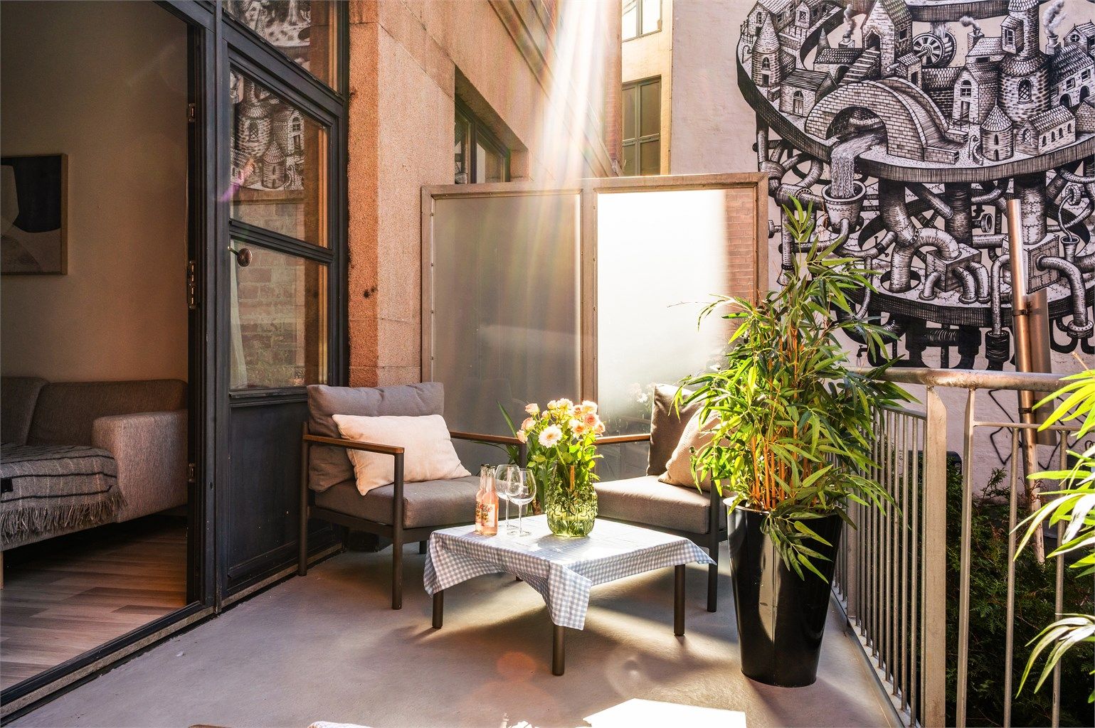 Her er det god plass til ulike sittegrupper, grill og planter.