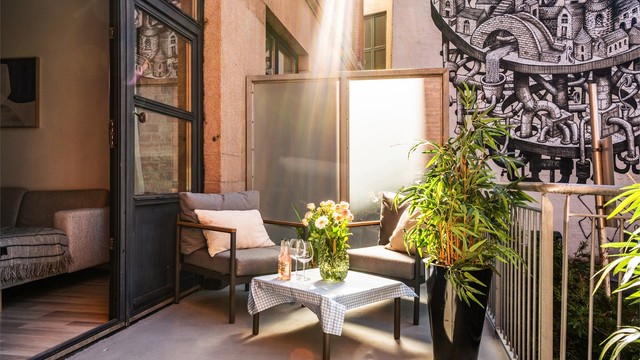 Her er det god plass til ulike sittegrupper, grill og planter.