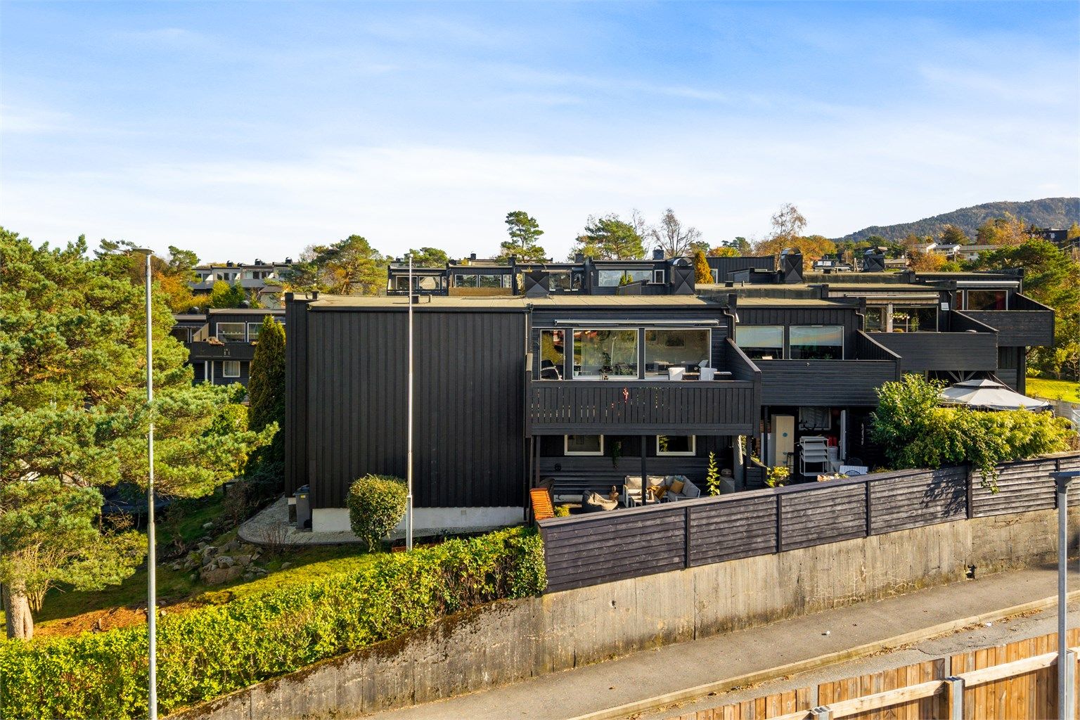Innholdsrikt enderekkehus over to plan med to balkonger og romslig terrasse.