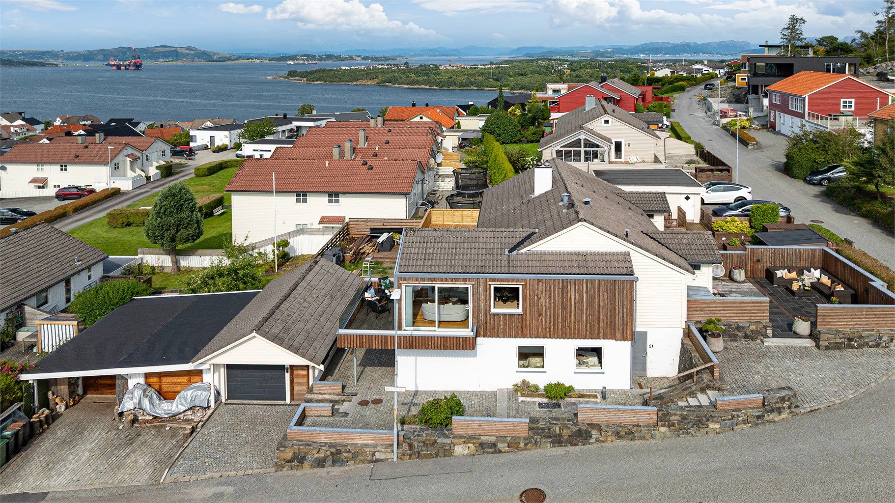 Mostølveien 20A er flott og innholdsrik del eiendom, med fantastisk utsikt mot sjø og gode solforhold på tomten. Betydelig renovert og utbygd i 2008.
