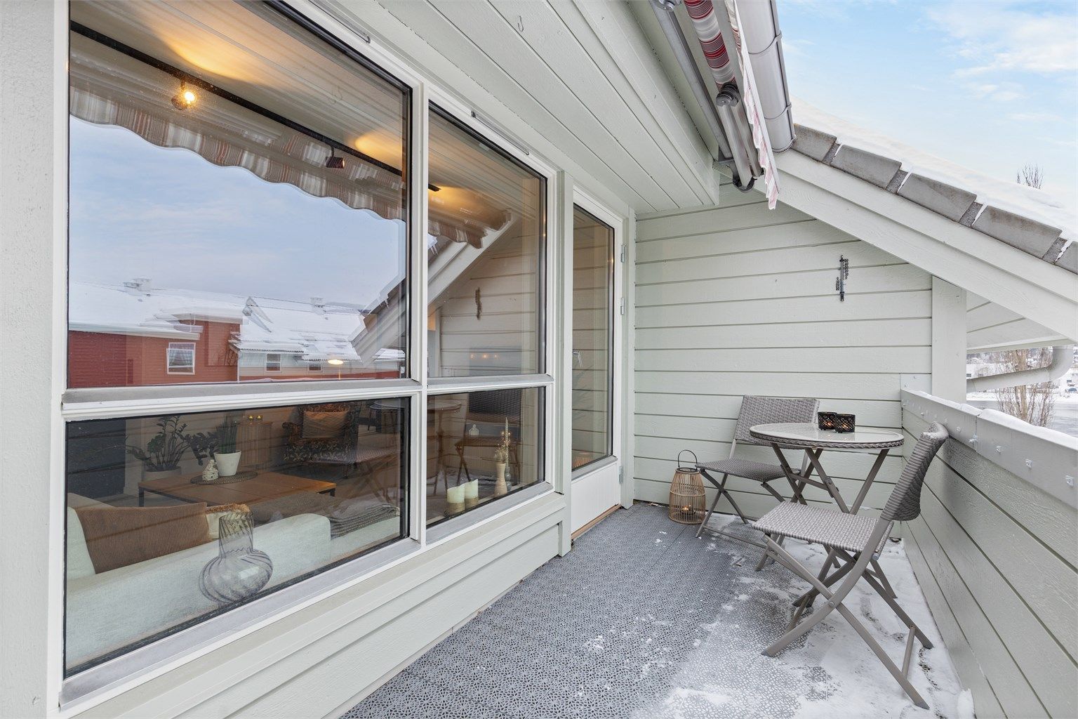 Fra stuen er det utgang til en vestvendt og delvis overbygget balkong på 8 m².