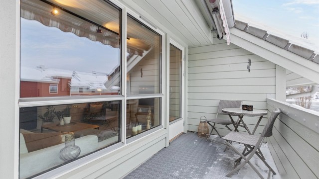 Fra stuen er det utgang til en vestvendt og delvis overbygget balkong på 8 m².