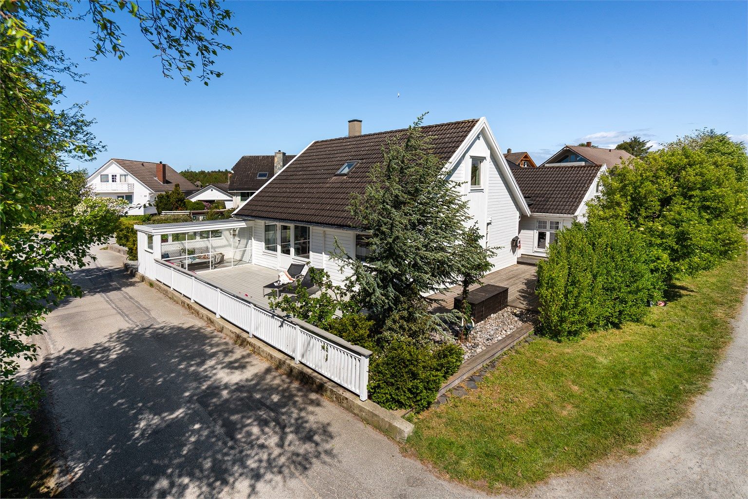 Velkommen til idylliske Vassøy og denne påkostede eneboligen i Sørstrandveien 98