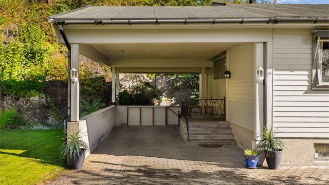 Carporten ble bygget på huset i 1999 og har dekke av belegningsstein.