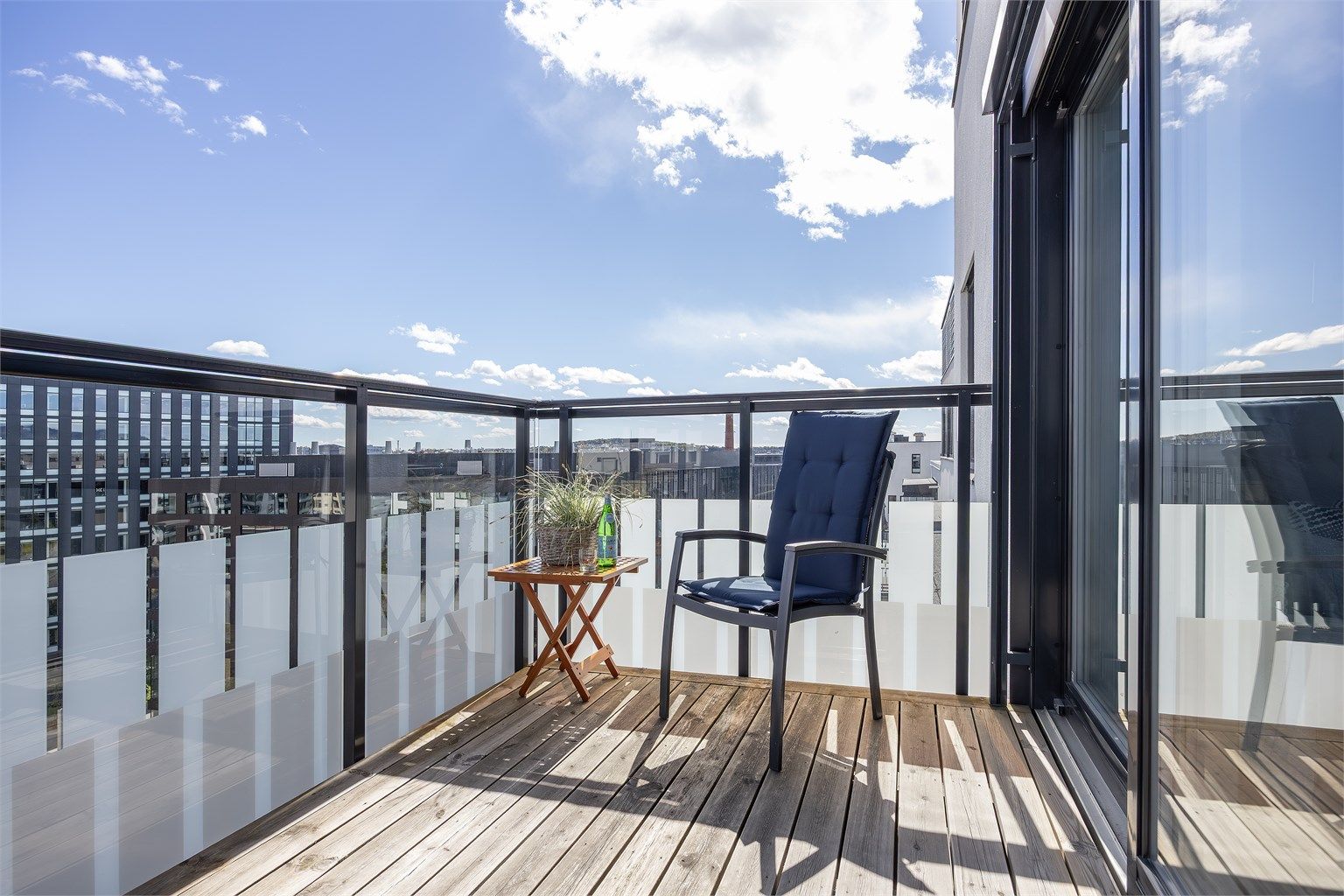 Sydøstvendt balkong på 9 m². Selger opplyser om sol på balkongen fra tidlig morgen til ca. kl. 14.30 (sommertid). Solen står som høyest ca. kl. 13 (sommertid)
