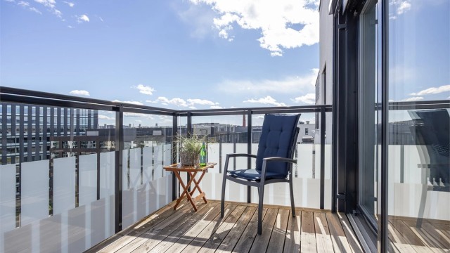 Sydøstvendt balkong på 9 m². Selger opplyser om sol på balkongen fra tidlig morgen til ca. kl. 14.30 (sommertid). Solen står som høyest ca. kl. 13 (sommertid)
