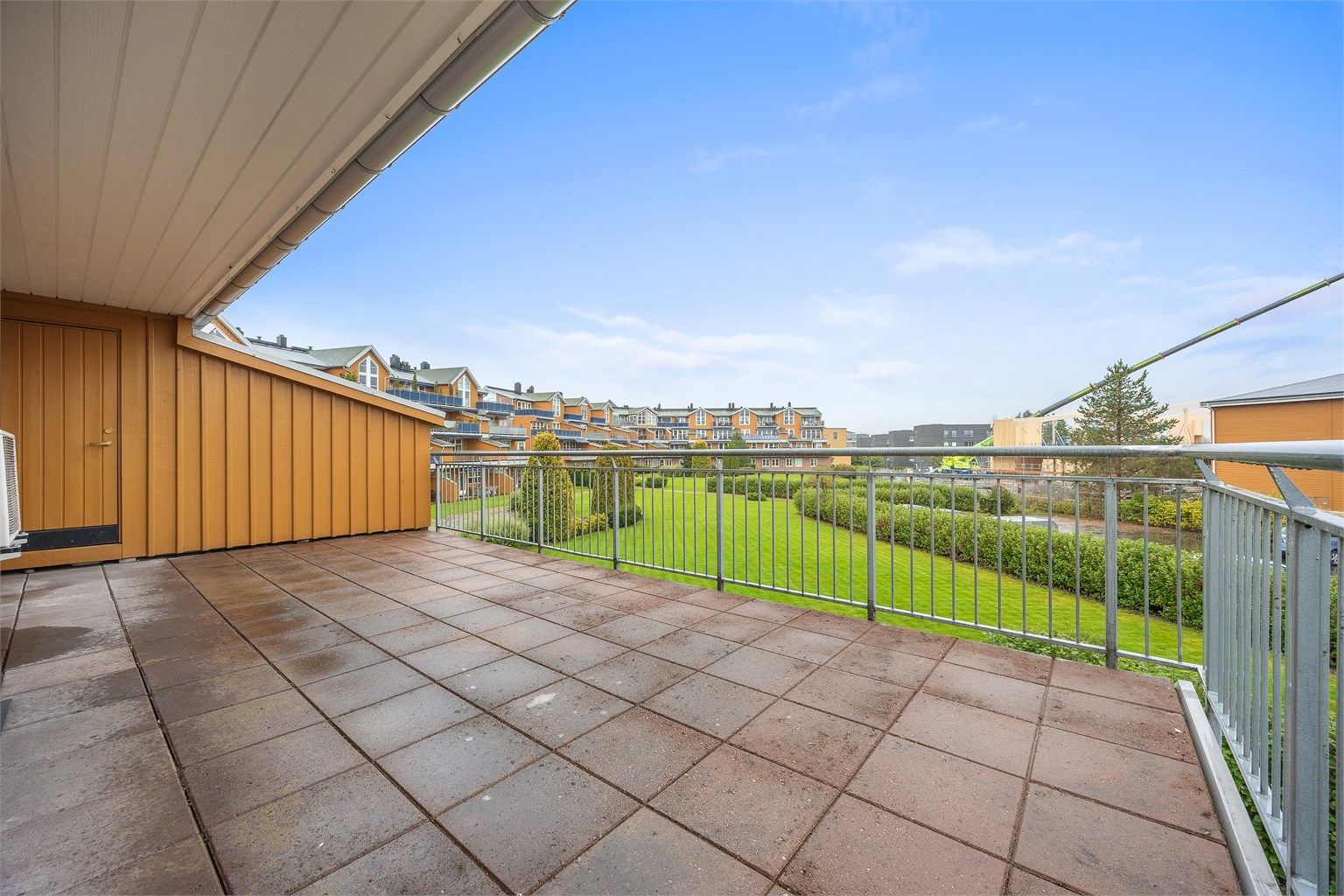 Delvis overbygget terrasse med uttrekkbar sidemarkise som luner for vinden.