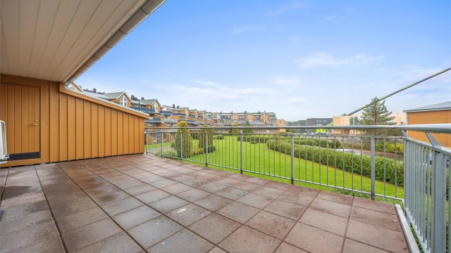 Delvis overbygget terrasse med uttrekkbar sidemarkise som luner for vinden.