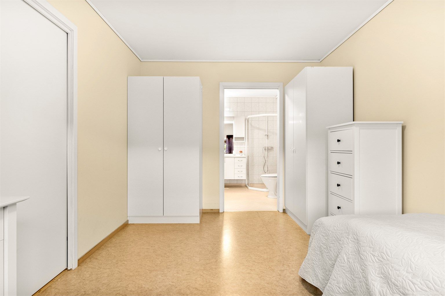 Praktisk med direkte adkomst til badeværelse. 